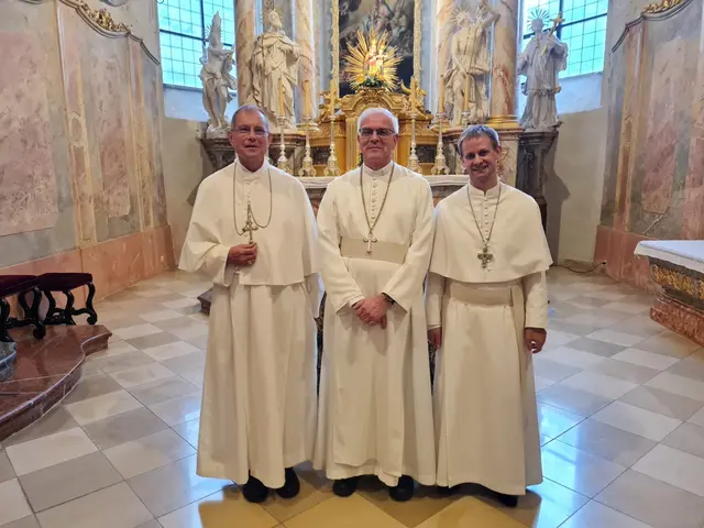 V. li.: Generalabt Jos Wouters, neugewählter Abt Norbert Mario Lesovsky und Prälat Leopold Baumberger.
 | Foto: Stift Geras