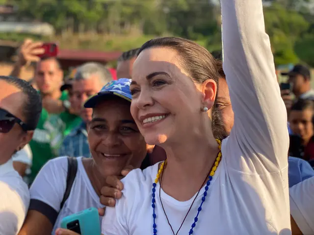 María Corina Machado: Erst vor einigen Tagen meldete sich die Nobelpreisträgerin 2025 in einem TV-Interview kämpferisch zu Wort. Mit entschlossener Miene versprach die im Untergrund lebende Politikerin: „Wir werden Venezuela gemeinsam vom Chaos zur Ordnung führen.“ US-Präsident Donald Trump sieht sie als wichtigen Verbündeten bei diesem Vorhaben. | Foto: KNA
