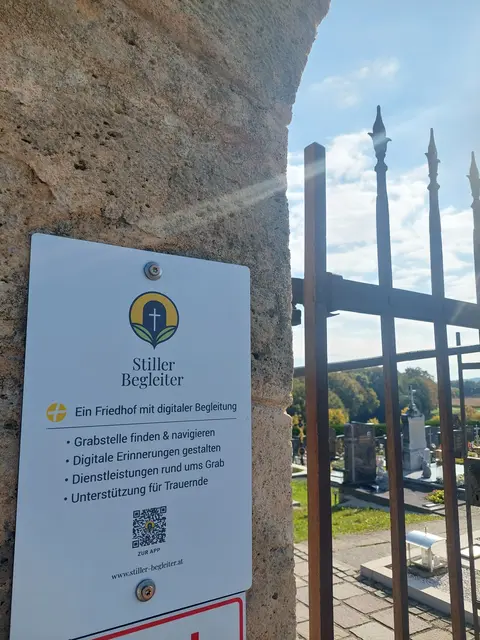 336 Pfarrfriedhöfe gibt es in der Steiermark. Jene Friedhöfe, deren Gräber man in der App zu finden kann, sind mit einer Tafel gekennzeichnet, wie dieser in St. Anna am Aigen.  | Foto: privat