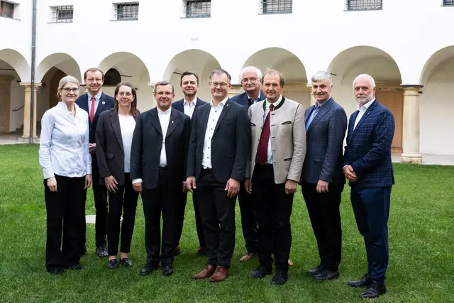 Auftakt zur Veranstaltungsreihe "Balanceakt CO2" mit (v. l.) Hermine Mitter (Uni Graz), Gottfried Kirchengast (Wegener Center/Uni Graz), Birgit Bednar-Friedl (Moderation/Uni Graz), Weihbischof Johannes Freitag, Franz Prettenthaler (JOANNEUM RESEARCH), Martin Halmer (Finanzkammerdirektor/Katholische Kirche Steiermark), Frank Uhlig (TU Graz), Werner Brugner (Landwirtschaftskammer), Karl Steininger (Wegener Center/Uni Graz) und Helmut Wiedenhofer (JOANNEUM RESEARCH). | Foto: JOANNEUM RESEARCH/Raiser