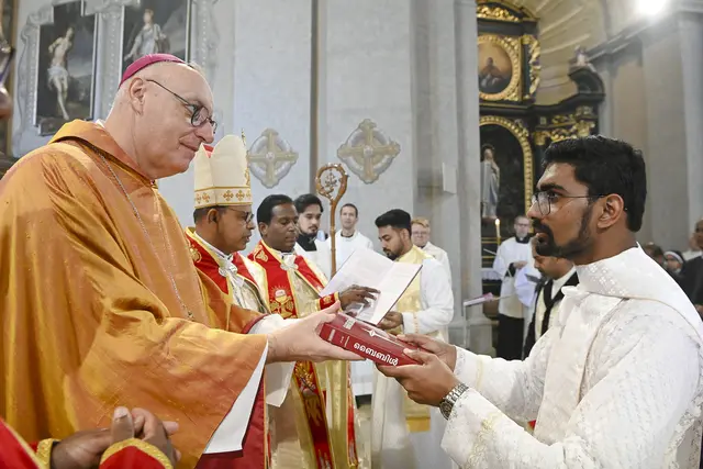 Bischof Ägidius übergibt an Libin Xaviour das Alte Testament.