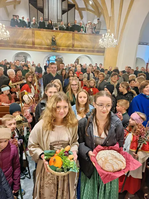 „Was uns die Erde Gutes spendet“ (GL 186), wird hier beim Erntedankfest in Obdach zum Altar gebracht. | Foto: A. Koini