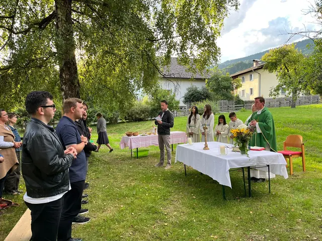 Seminaristen und Priester aus Iași in Rumänien und Rzeszów in Polen besuchten die steirische Kirche. Gemeinsame  Gottesdienste (hier in Wörschach) und viele Begegnungen stärkten die Erfahrung weltkirchlicher Einheit. | Foto: Privat