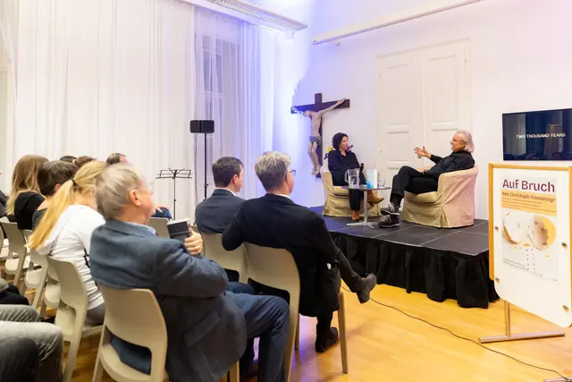 Im Gespräch mit der Literatur- und Kulturjournalistin Imogena Doderer (ORF) wurde die Reiselust Ransmayrs, die ihn bereits an den Nordpol geführt hatte, zum Thema. Überall könne man daheim sein, denn bei Heimat gehe es weniger um einen konkreten Ort als vielmehr um eine Haltung. | Foto: Milatovic