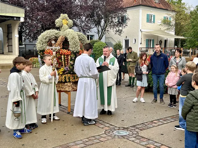 In Gamlitz segnete Pfarrer Robert Schneeflock die Erntekrone, gestaltet von Juliana Strauß aus Steinbach. | Foto: Robert Glück