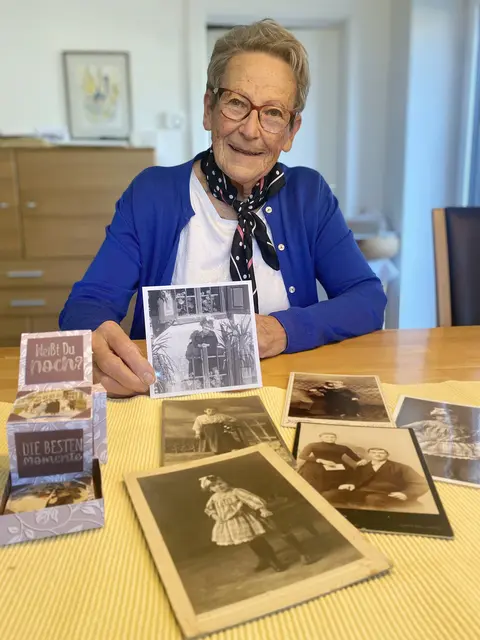 80 Jahre Leben: Helene Steinhauser zeigt ein Foto von sich als Kind und Familienfotos von anno dazumal. | Foto: Kaltenhauser