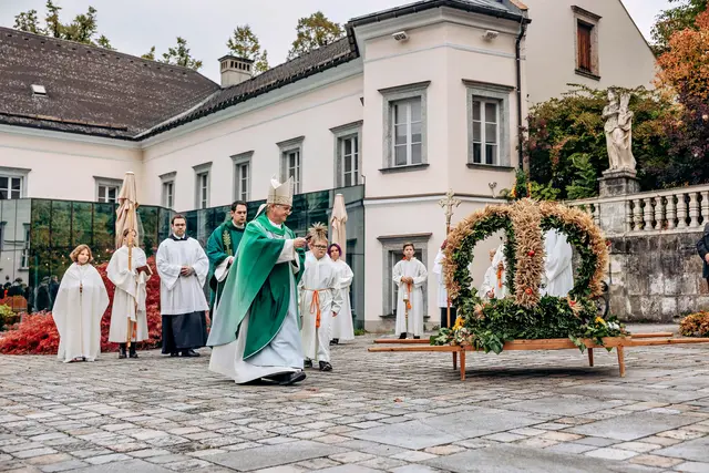 Abt Gerhard Hafner vom Stift Admont segnete die Erntekrone beim traditionellen Erntedank- und Weinfest am 12. Oktober. | Foto: Christoph Draxl