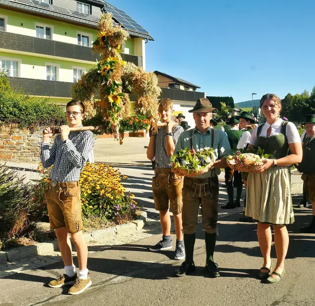 In St. Jakob im Walde präsentierte die Landjugend stolz ihre selbst gebundene Erntekrone. | Foto: J. Zingl
