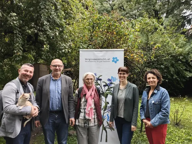 (V. l.:) Karl Forstner (Aktiver Tierschutz), Markus Aichelburg (Vergissmeinnicht), Gertrude Weingerl (Caritas-Testamentsspenderin), Notarin Astrid Leopold und Susanne Maurer-Aldrian (LebensGroß). | Foto: KK