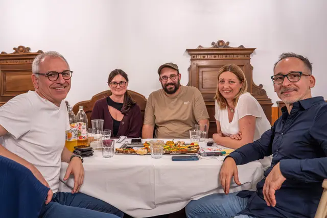 Aus unterschiedlichen Welten an einen Tisch kamen (v. l.) Bernd (Universitätsprofessor), Nora (Polizistin), Bardh (Gastronom), Nora (Caritas-direktorin) und Wolfgang (Journalist). | Foto: Caritas/Streif