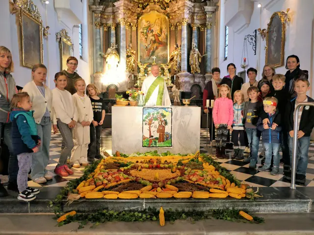 In Groß St. Florian gestalteten Kinder mit ihren Eltern heuer einen „Ernte-Teppich“ aus Erntegaben vor dem Altar. | Foto: Maria Pucher