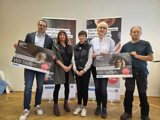 Caritas-Pressegespräch in St. Pölten, v. l.: Generalsekretär Christoph Riedl, Beate Wildthan (Sozialberatung), Klientin Lisa, Beate Schneider, Leiterin Caritas Inlandshilfe, Energiesparberater Wolfgang Studeny.  | Foto: Wolfgang Zarl