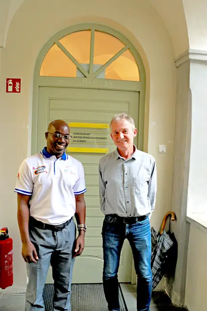 Seit seiner Ernennung zum Caritas-Direktor der Erzdiözese Gitega vor zwei Jahren arbeitet Abbé Longin Bivugire (l.) auch mit der steirischen Caritas zusammen. In Graz trifft der Priester aus Burundi u. a. Georg Gnigler von der Caritas-Auslandshilfe. Die beiden Projektpartner setzen Hilfsprojekte wie Waisenheime, Schulen, Versorgung mit Lebensmitteln oder Landwirtschaftsprojekte in Burundi um – auch mit Spenden aus der Steiermark. | Foto: Steiner