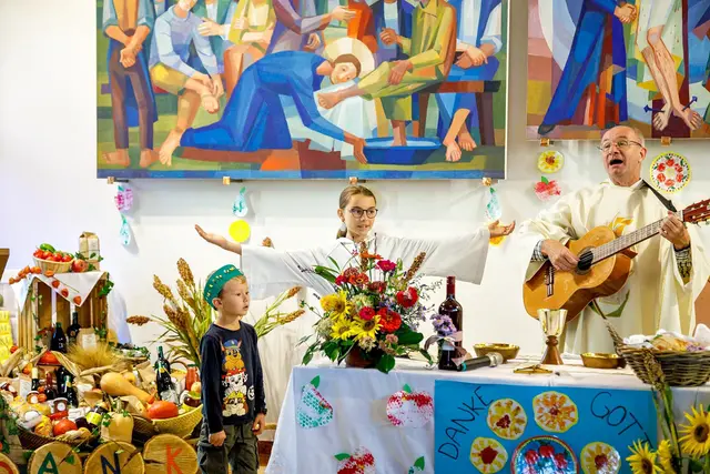 In der Dorfkapelle Frannach in der Pfarre St. Georgen an der Stiefing begleitete Pfarrer Ewald Mussi beim Erntedankfest auf der Gitarre das gemeinsame Singen.  | Foto: Helmut Lödler
