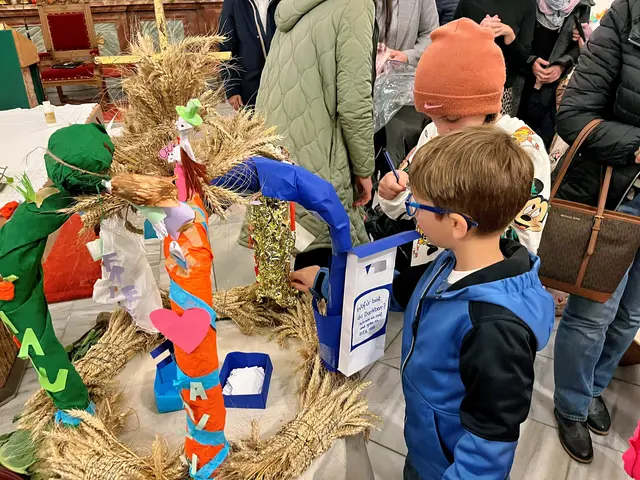 In Graz-St. Peter gestaltete in diesem Jahr die neue Jugendgruppe eine interaktive Erntekrone. Im Vorhinein setzten sich die Jugendlichen dazu intensiv mit dem Thema „Wofür bin ich dankbar?“ auseinander. Ein an der Krone befestigter „Briefkasten“ lud auch die Mitfeiernden ein, sich diese Frage zu stellen. | Foto: Erich Hohl