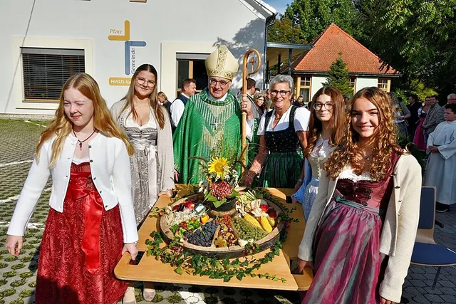 Diözesanbischof Wilhelm Krautwaschl feierte Erntedank in Bad Waltersdorf. | Foto: Sepp Lederer