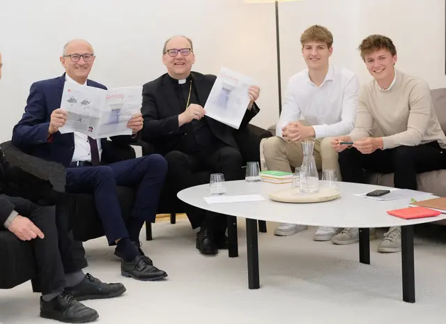 Landeshauptmann Mattle und Bischof Glettler im angeregten Austausch mit zwei Jugendlichen, die für den Tiroler Sonntag Fragen gestellt haben. | Foto: Hölbling