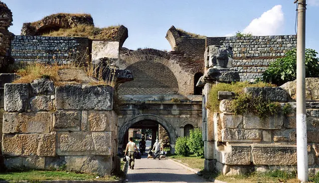 Nicäa, das heutige İznik, an einem See südöstlich von Istanbul gelegen, war einst eine Metropole des oströmischen Reiches. Im Jahr 325 tagte hier eine Kirchensynode, die als erstes ökumenisches Konzil in die Geschichte einging. Reste der antiken Stadtmauer und einiger Stadttore sind noch gut erhalten. | Foto: Archiv
