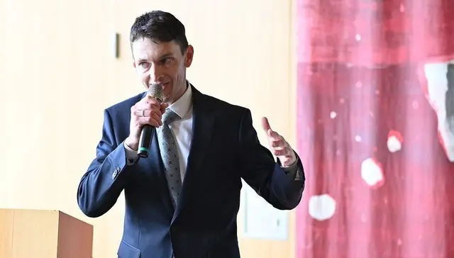 Will als Schwerpunkt der evang. Kirche mehr Beziehungsarbeit mit Kindern und Jugendlichen: Superintendent Michael Simmer.  | Foto: epd