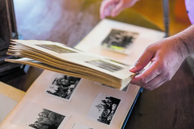 Auf der Suche nach den eigenen Wurzeln - Blick in alte Fotoalben | Foto: Thomas Bernhardt/KNA