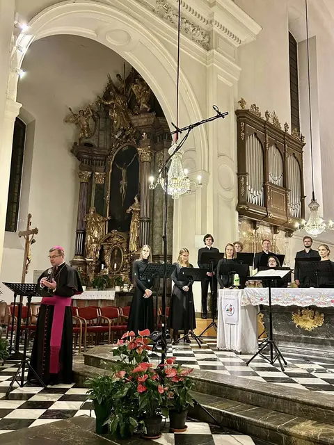 Das Vocalforum Graz unter der Leitung von Franz M. Herzog brachte die österreichische Uraufführung des Werkes „Credo“ auf die Bühne. Weihbischof Johannes Freitag (l.) führte mit geistlichen Impulsen durch das Werk. | Foto: Franz Zebinger