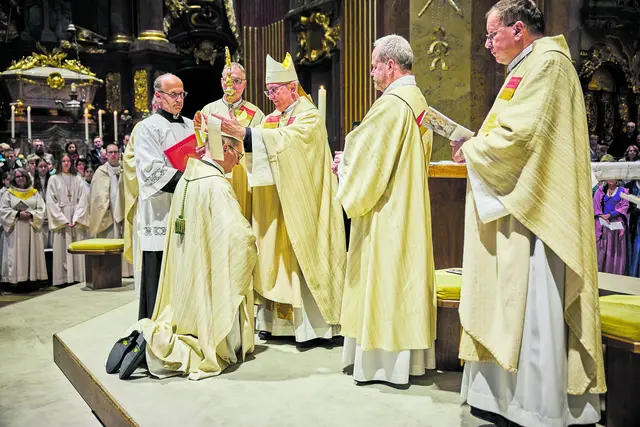 Ludwig Wenzl erhält von Weihbischof Anton Leichtfried die Abtbenediktion | Foto: Franz Gleiss