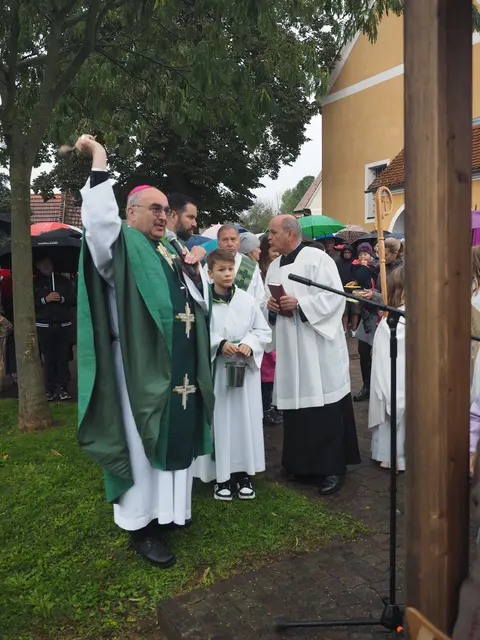 Bischof Krautwaschl segnete das umfassend modernisierte und barrierefrei gestaltete Pfarrheim in Ottendorf. | Foto: Engelbert Lafer