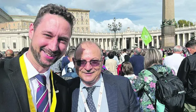Thomas Hödl mit Thierry Bonaventura, Pressesprecher des Synodensekretärs Kardinal Mario Grech, auf dem Petersplatz in Rom. | Foto: EDS/Hödl