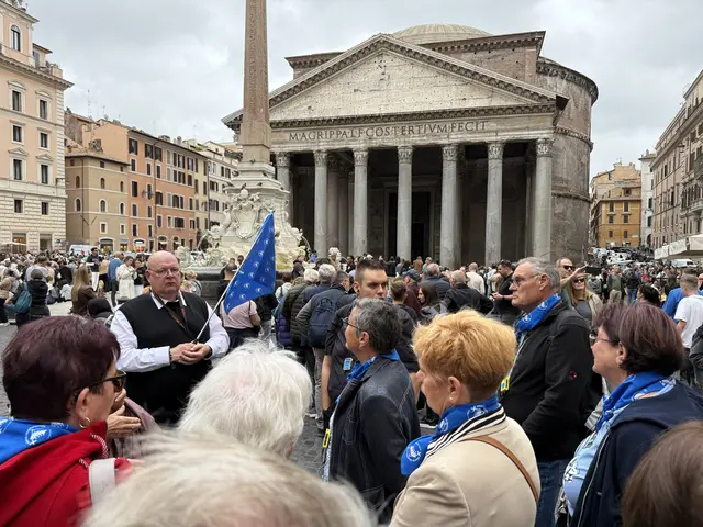 Dechant Karl Opelka (Jois), am Bild mit dem Fähnchen eines Gruppenleiters, vor dem Pantheon. Die alten Römer bauten es als Tempel, mit der Christianisierung wurde es Kirche zu Ehren der Märtyrer. | Foto: Franz Josef Rupprecht