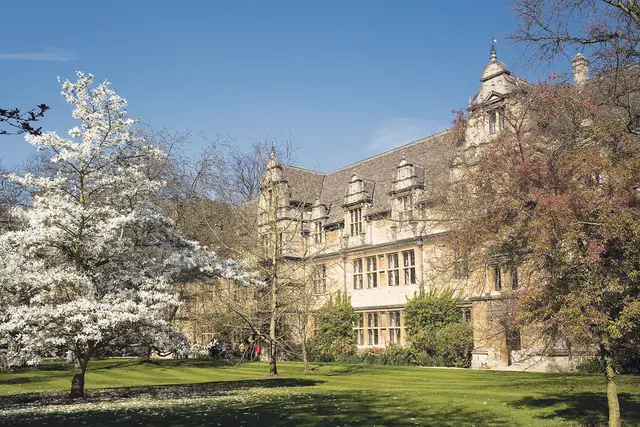 Das Trinity College in Oxford wurde 1555 zur Ausbildung katholischer Priester gegründet. In späteren Jahrhunderten diente es der anglikanischen Elite. Heute leben dort 400 weibliche und männliche Studierende der Universität Oxford. 