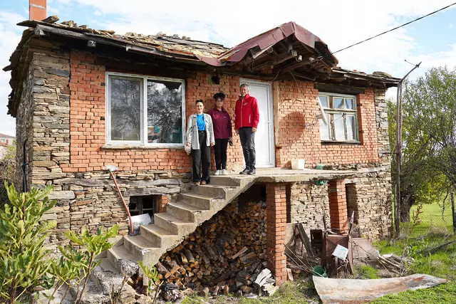 „Caritas heißt, vor allem dort zu helfen, wo niemand hinschaut“, sagt Thomas Ferk (r.). Der Vizedirektor der steirischen Caritas war mit Auslandshilfe-Länderreferentin Alina Jenšac (l., Vorgestellt) in Bulgarien und besuchte Menschen in Not. Gemeinsam mit der Caritas Sofia unterstützt die Caritas Steiermark in Bulgarien wohnungslose, alte und einsame Menschen und Angehörige aus der Volksgruppe der Roma. | Foto: Caritas Steiermark/Edler