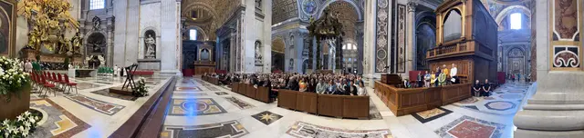 Bei der Cathedra Petri feiern die steirischen PilgerInnen der Hoffnung die heilige Messe in einer Oase der Ruhe direkt unter dem Heilig-Geist-Fenster. | Foto: Finster