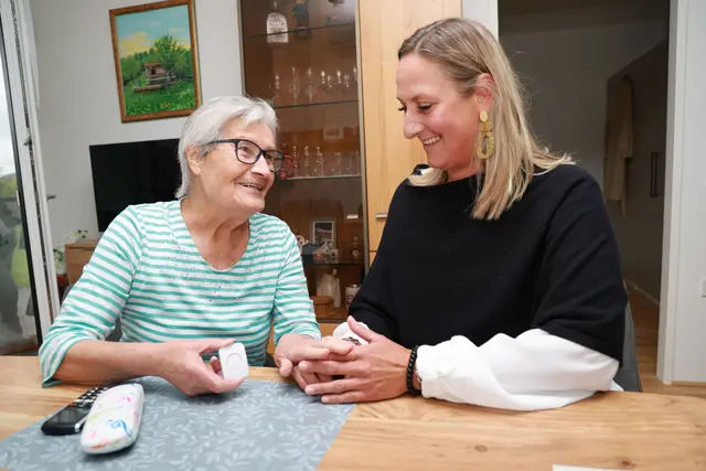 Melanie Winkler (r.), soziale Fachkraft im Betreuten Wohnen Thalgau, mit Bewohnerin Ulla Pfister. In ihrer Wohnung ist „Livy Care“ bereits im Einsatz.
 | Foto: Caritas Salzburg