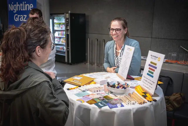 Eva Herzog – am Bild (r.) bei der Praktikums- und Freiwilligenmesse in Graz – arbeitet als Engagementförderin im Seelsorgeraum Graz-Ost.  | Foto: privat