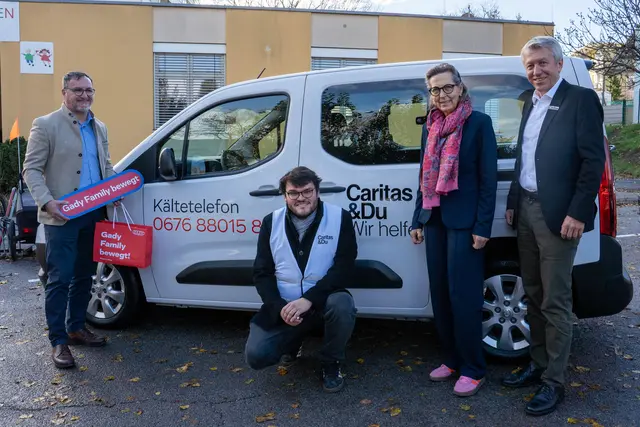 Den Kältebus stellte heuer wieder die Firma Gady zur Verfügung. Im Bild (v. l.) Alexander Dengg von Gady und Jakob Url, der Leiter der Caritas-Winternotschlafstelle, mit Ingrid Gady und Caritas-Vizedirektor Thomas Ferk. | Foto: Caritas/Streif
