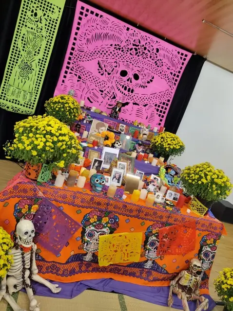 Lachen, feiern, an geliebte Verstorbene denken: So wird der „Día de los muertos“, in Mexiko begangen. Der „Tag der Toten“ stand im Literaturhaus Graz heuer unter dem Motto „Musik und Rassel für die Knochenfrau (auf Spanisch: „Música y matraca para la calaca“) – farbenfroh und mit viel Licht. | Foto: Hobisch