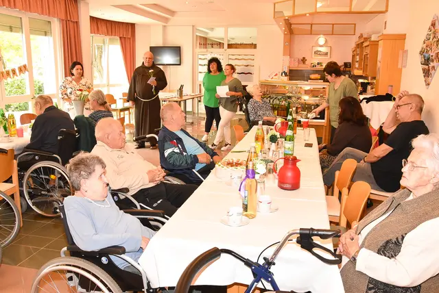 Güssing. Im Haus St. Franziskus wurden die Oktober-Jubilar:innen von Seniorenbetreuer sowie P. Raphael Rindler OFM herzlich gratuliert.