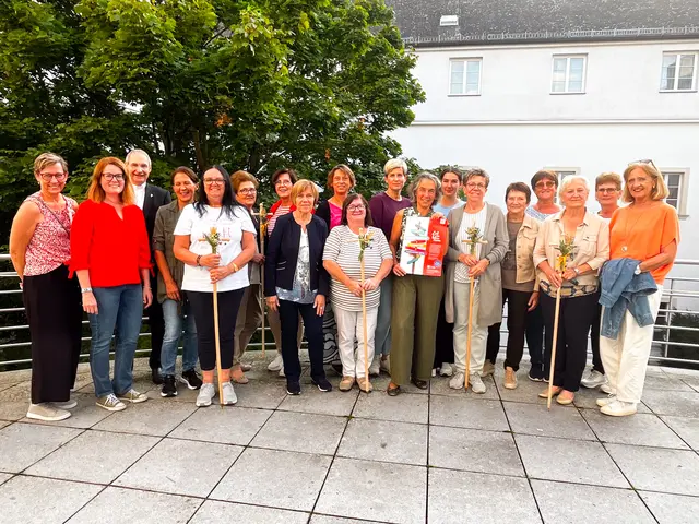 Vorbereitung. Die Wegbegleiterinnen nahmen den Pilgersegen von Generalvikar Michael Wüger mit auf die Reise.