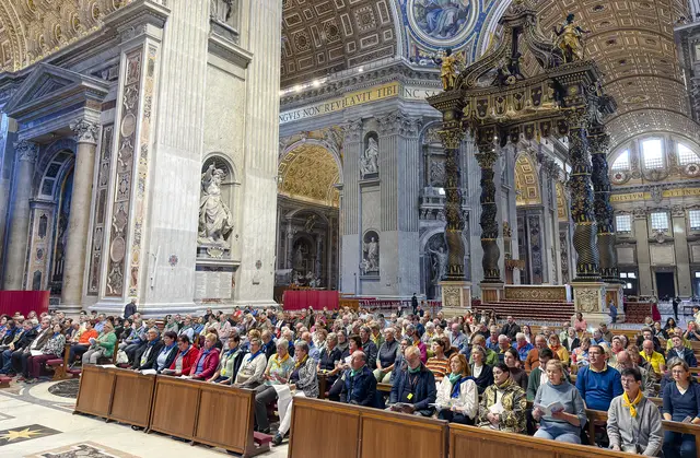 Messe am sogenannten „Kathedra-Altar“ im Petersdom.  | Foto: Franz Josef Rupprecht
