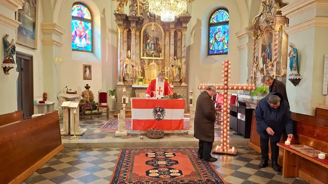 Oberdorf. Am Nationalfeiertag fand eine Messe für die Gefallenen und Vermissten der beiden Weltkriege statt. Für die 126 Männer wurden Kerzen am Kreuz entzündet.