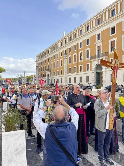 Johannes Artner trug das Pilgerkreuz durch die Heilige Pforte im Petersdom. | Foto: Miroslav Mochnáč