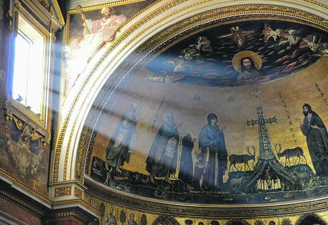 Blick in die Lateranbasilika in Rom, deren Weihetag am 9. November begangen wird. Seit den Zeiten Kaiser Konstantins bis heute ist der Lateran der offizielle Sitz der Päpste in Rom. Darum ist die Laterankirche nach wie vor die ranghöchste Papstbasilika in Rom und der Welt. | Foto: Dietmar Steinmair
