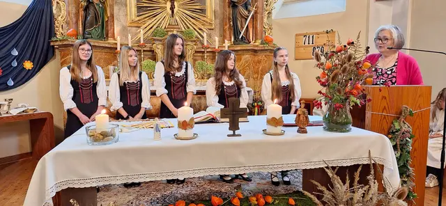 Wolfau. Die Pfarre bedankte sich im Rahmen des Erntedankfestes bei den Ministrantinnen für sechs Jahre verlässlichen und freudvollen Ministrantendienst.