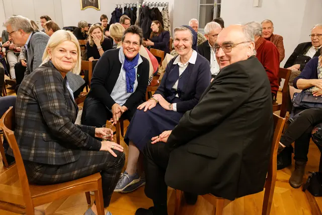 Austausch und Dialog pflegten auf der Vollversammlung des Katholischen Laienrats Österreichs (KLRÖ) am 8. November in Graz auch (v. l.) Klaudia Tanner, Bundesministerin für Landesverteidigung, Generalsekretärin der KA Steiermark, Anna Hollwöger, Sr. Roswitha Bauer und Diözesanbischof Wilhelm Krautwaschl miteinander. Neuhold | Foto: Neuhold