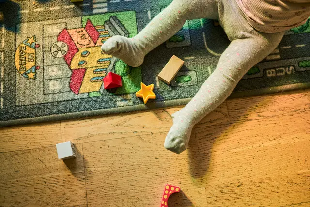 Ein sicherer Teppich unter kleinen Füßen – die Delogierung konnte verhindert werden. „Oft muss es wirklich sehr schnell gehen, denn wer zu uns kommt, ist in einer akuten Notlage“, berichtet Thomas Seybold aus der Wohnungssicherung.  Julia Catch, Caritas  | Foto: Julia Catch, Caritas 