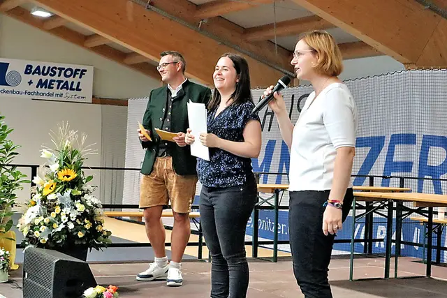 Elisabeth Glatz (Bildmitte) ist seit zwei Jahren Engagementförderin im Seelsorgeraum Vorau. Im Bild beim SR-Ehrenamtsfest.  | Foto: privat