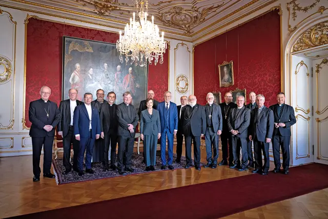 Bischofskonferenz beim Bundespräsidenten. V. l.: Weihbischof Franz Scharl (Wien), Bischof Alois Schwarz (St. Pölten), Weihbischof Johannes Freitag (Graz-Seckau), Abt Vinzenz Wohlwend OCist (Abtei Wettingen-Mehrerau), ern. Erzbischof Josef Grünwidl (Wien), Bischof Manfred Scheuer (Linz), Doris Schmidauer, dahinter: Bischof Ägidius Zsifkovics (Eisenstadt), Bundespräsident Alexander Van der Bellen, Bischof Wilhelm Krautwaschl (Graz-Seckau), Nuntius Erzbischof Pedro López Quintana, Bischof Josef Marketz (Gurk), Bischof Hermann Glettler (Innsbruck), Weihbischof Anton Leichtfried (St. Pölten), Weih-bischof Stefan Turnovszky (Wien), Weihbischof Hansjörg Hofer (Salzburg) und BiKo-Generalsekretär Peter Schipka. | Foto: Peter Lechner/HBF