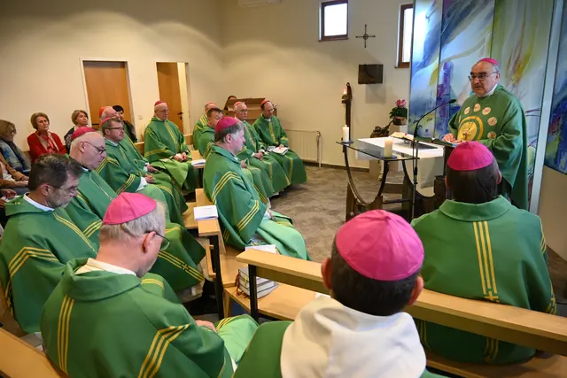 Richtig verstandene Synodalität fuße auf Nächstenliebe, so Bischof Wilhelm Krautwaschl (r.) bei einer Messe mit den Mitgliedern der Österr. Bischofskonferenz. | Foto: Kathpress/Wuthe
