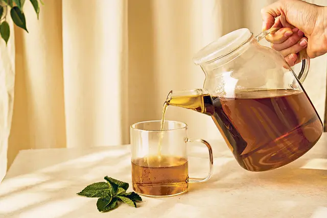 Tee bietet mit seiner Aromenvielfalt eine gute Alternative zu Wein und Bier und unterstüt zt den Geschmack von Speisen.  | Foto: Teekanne