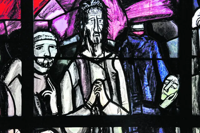 Fensterbild von Martin Häusle in der Pfarrkirche Feldkirch Levis, geschaffen 1964/65. Dargestellt sind die Heiligen Fidelis von Sigmaringen und Nikolaus von der Flüe sowie der Märtyrer und selige Carl Lampert, der aus Göfis in Vorarlberg stammte und 1944 hingerichtet wurde. | Foto: KKV
